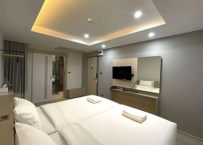 The Riski @ Bangphlat Station Hotel 3*